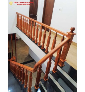Cầu thang gỗ tay vịn hình elip