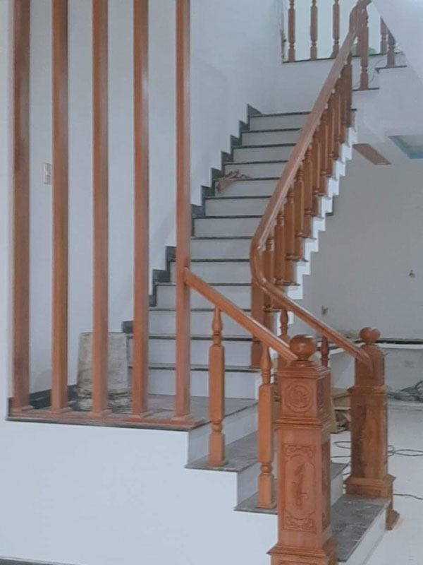 Cầu thang gỗ chữ L có thiết kế lam chắn hiện đại 