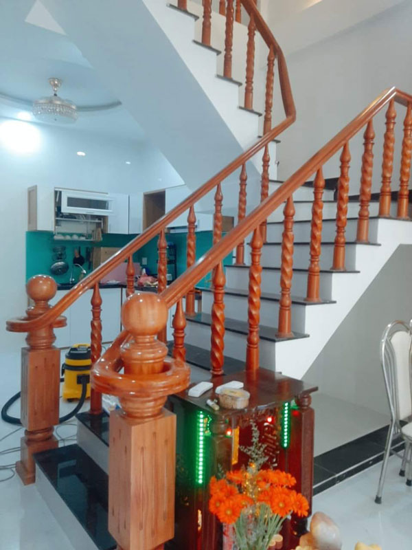 Mẫu cầu thang gỗ chữ U được thi công cho khách hàng tại Đà Nẵng