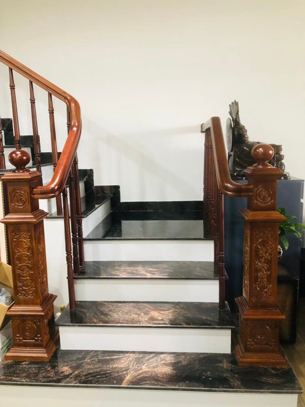 Cầu thang gỗ lim có mang đến vẻ đẹp sang trọng cho không gian nội thất