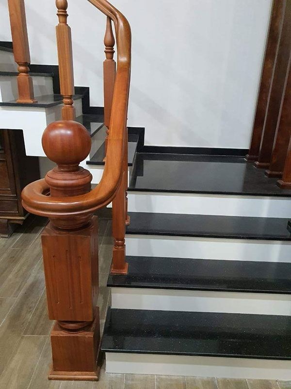 Mẫu cầu thang gỗ tay vịn elip đẹp được Tân Cảnh thi công cho khách hàng tại Đà Nẵng