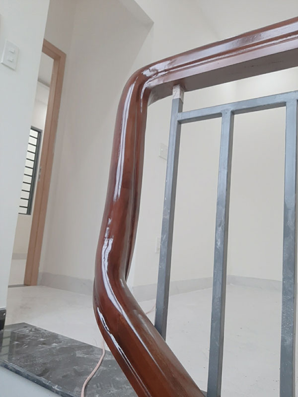 Tay vịn cầu thang hình elip được làm theo kích thước 65x65 trong thi công cầu thang gỗ tại Đà Nẵng