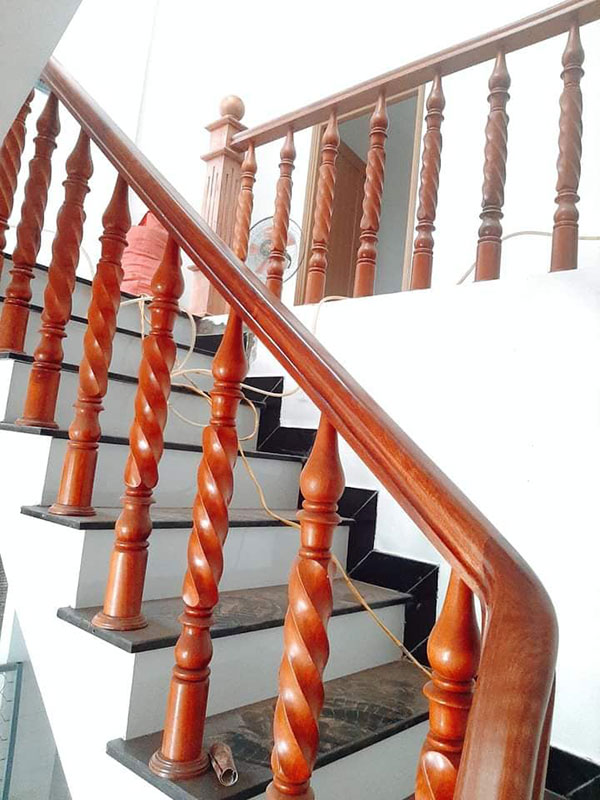 Cầu thang gỗ tay vịn hình elip được sử dụng phổ biến trong thi công cầu thang tại Đà Nẵng
