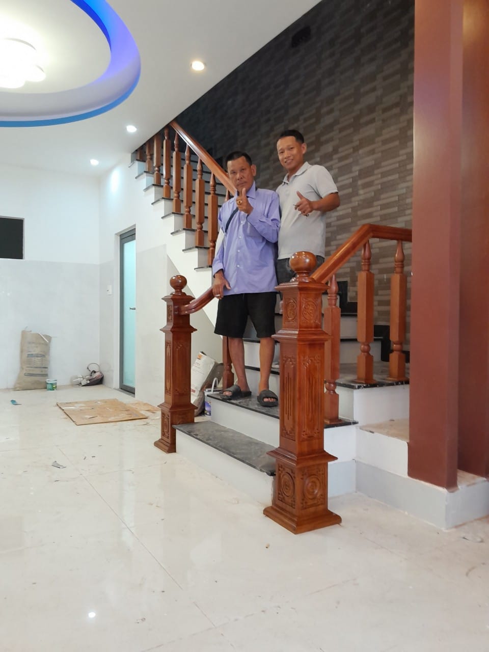 Hoàn thiện mẫu cầu thang gỗ vuông cho khách hàng tại Đà Nẵng