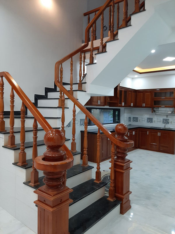 Mẫu cầu thang gỗ được làm từ gỗ xoan đào đẹp hiện đại cho nhà khách tại Đà Nẵng