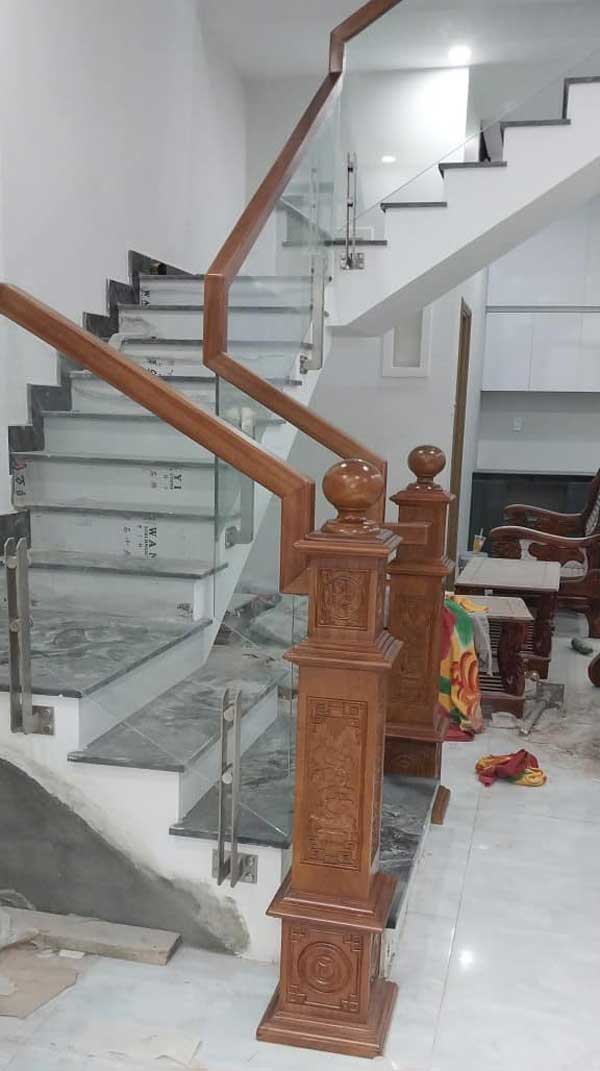 Hoàn thiện mẫu cầu thang kính chân trụ lửng cho nhà anh Thiên tại Đà Nẵng
