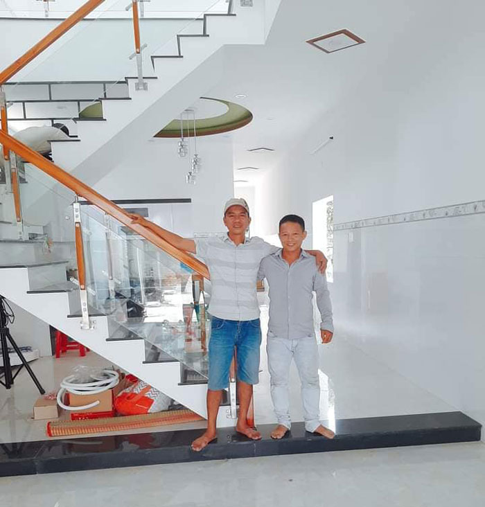Mẫu cầu thang kính sử dụng chân trụ cao được Tân Cảnh thi công cho khách tại Đà Nẵng