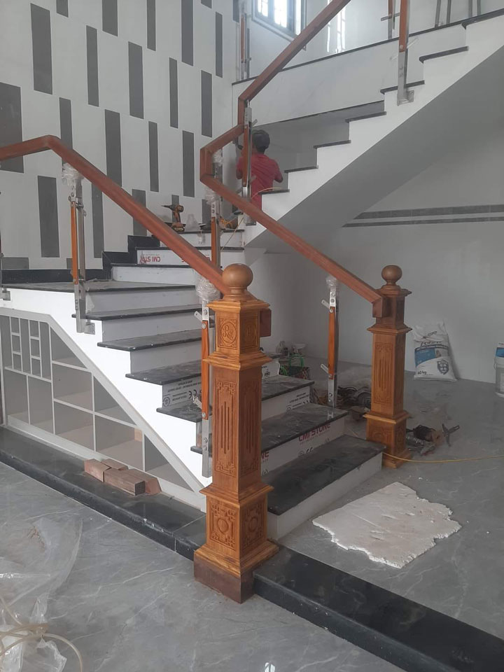 Mẫu cầu thang kính tay vịn gỗ vuông được Tân Cảnh thi công cho khách hàng tại Đà Nẵng