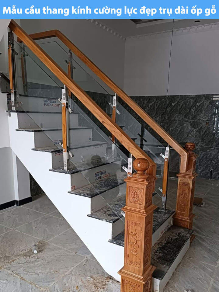 Cầu thang kính tay vịn gỗ vuông hiện đại