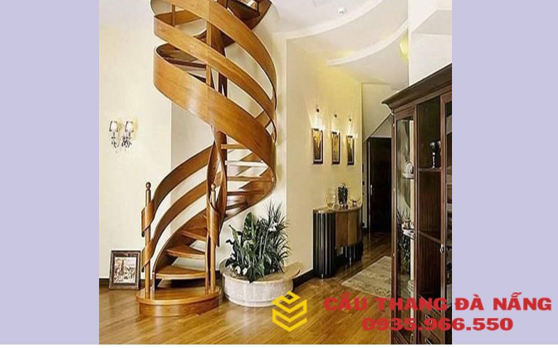 Thiết kế cầu thang xoắn bằng nguyên liệu gỗ tự nhiên 