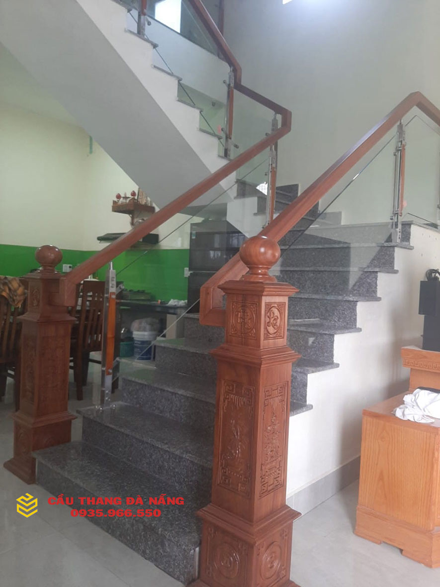 Hoàn thiện bàn giao cầu thang kính, tay vịn gỗ xoan đào, kính cường lực 10li, trụ cao ốp gỗ inox 304 cho khách tại Vĩnh Điện