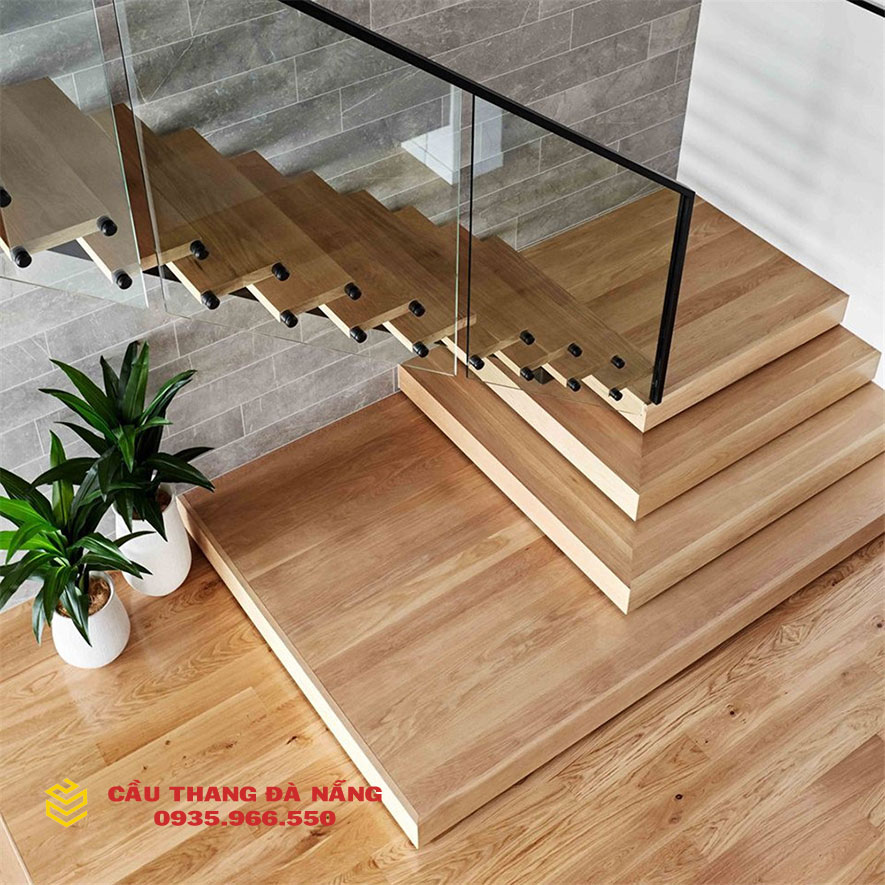 Làm cầu thang gỗ đẹp cho không gian nhà phố