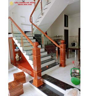 Cầu thang kính chân trụ cao ốp gỗ inox 304